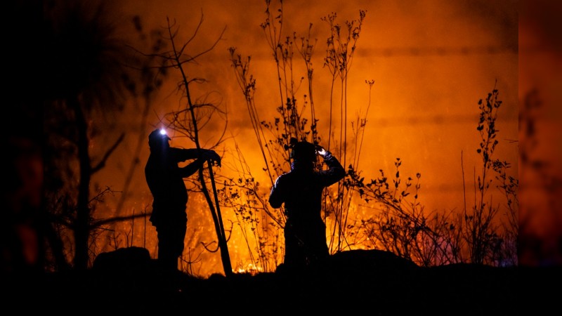 Tras varias horas de labores, brigadistas controlan y apagan incendio en Loma de Santa María 