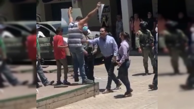 Gobernador Aureoles empuja a manifestante, en Aguililla 