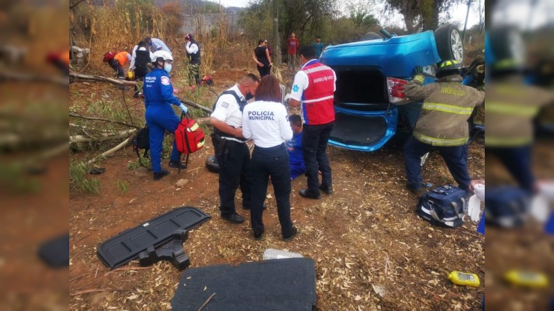Cuatro heridos, saldo de volcadura en la carretera Morelia-Quiroga  