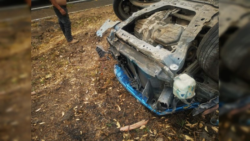 Cuatro heridos, saldo de volcadura en la carretera Morelia-Quiroga  