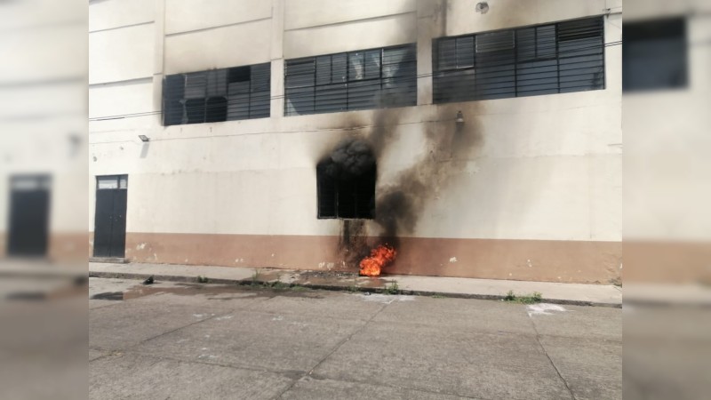 Encapuchados incendian Casa Hotel del Maestro, en Morelia 