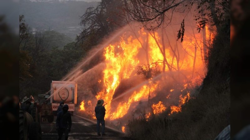 Brigadas mantienen intensa labor para sofocar incendio, en Los Reyes  