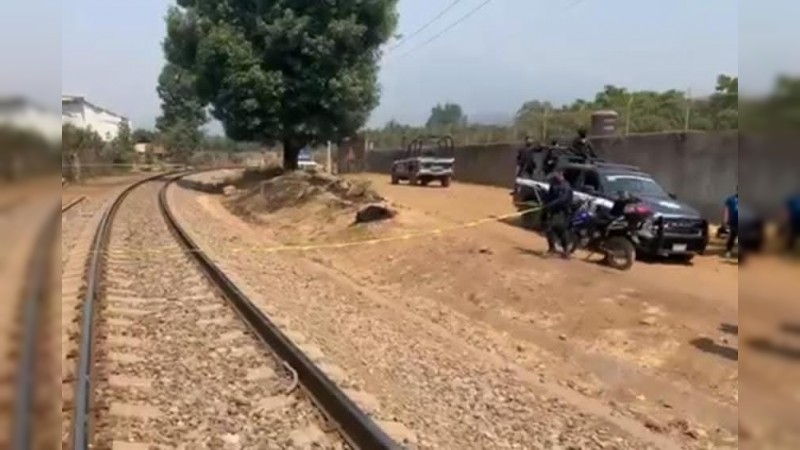 Tiran cadáver a un costado de las vías del tren, en Uruapan 