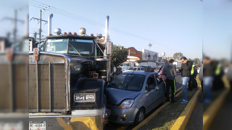 Choca tráiler contra auto compacto, en Morelia 
