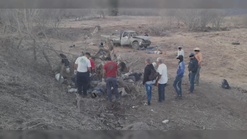 Dos muertos y 5 heridos, saldo de volcadura de camioneta, en Apatzingán 