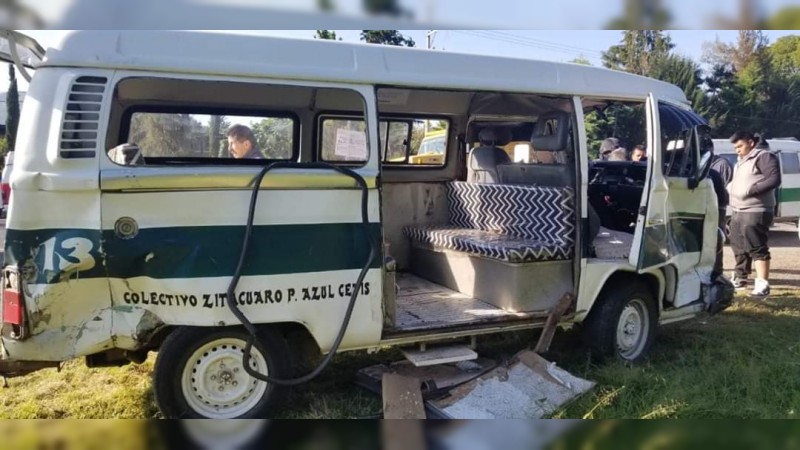 Choca unidad de transporte público, en Zitácuaro; hay 10 heridos 