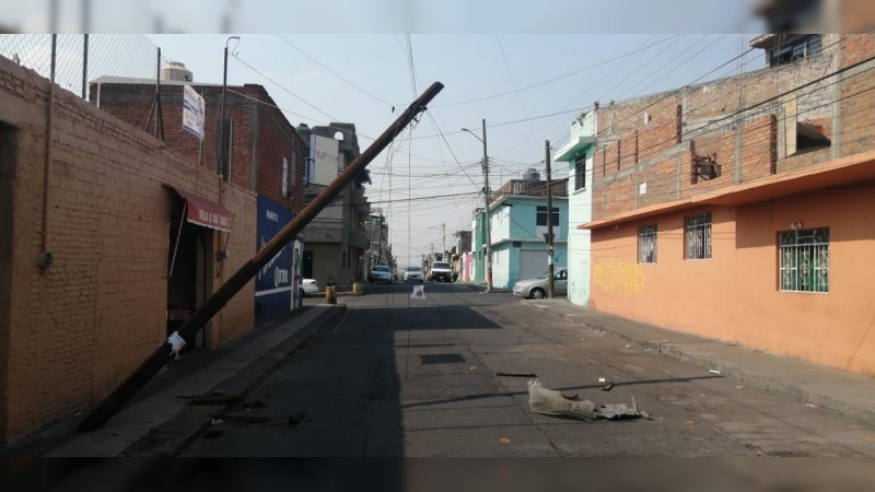Choca contra poste de Telmex que amenaza caer a media calle