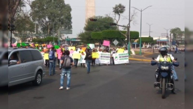 Marchan policías en Morelia, en demanda de prestaciones y equipo 