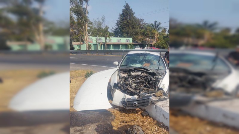 Muere hombre tras volcar su auto, en la carretera Pátzcuaro-Morelia 