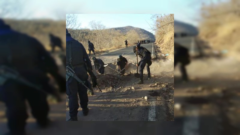 Reparan excavaciones sobre la carretera Apatzingán-Aguililla