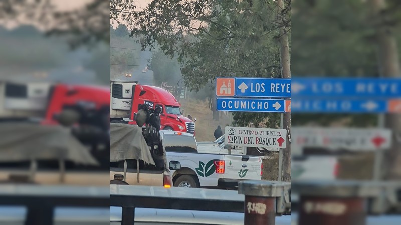 Comuneros bloquean carretera en Uruapan; exigen aparición de 2 personas 