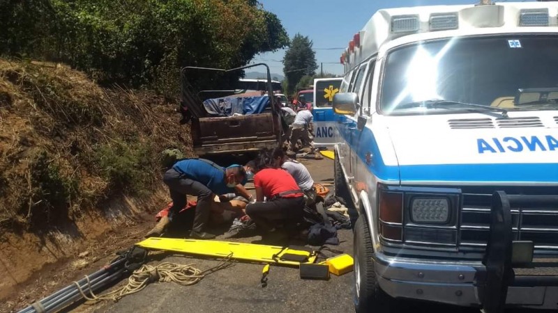 Cuatro heridos, tras choque de camionetas, en Tacámbaro 
