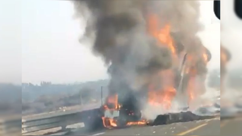 Arde tráiler en la autopista Morelia-Aeropuerto 