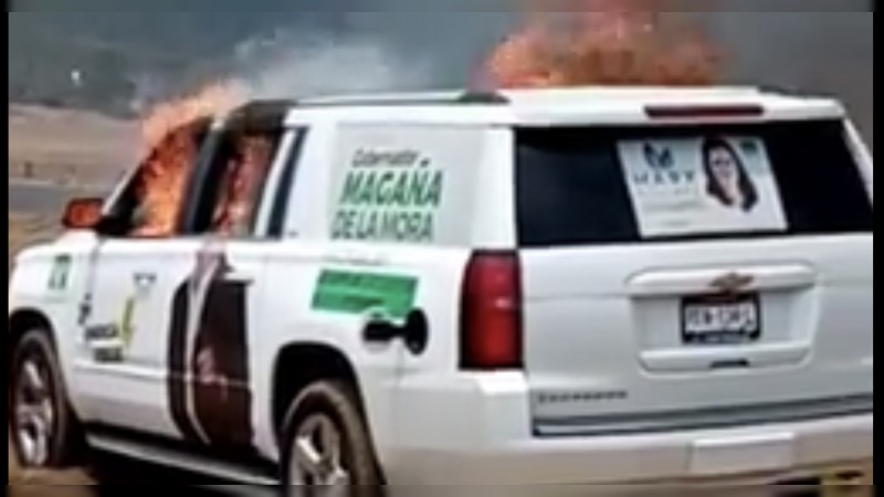 Comuneros de Arantepakua incendian camioneta del líder del PVEM