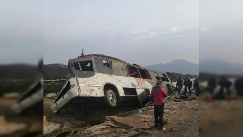 Volcadura de autobús deja 17 heridos, en Tangancícuaro 