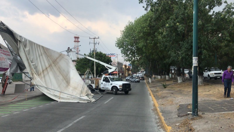 Ráfagas de viento derriban toldo y cables, en Morelia  