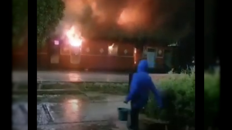 Delincuentes incendian casa, en Zináparo; autoridades ni sus luces 