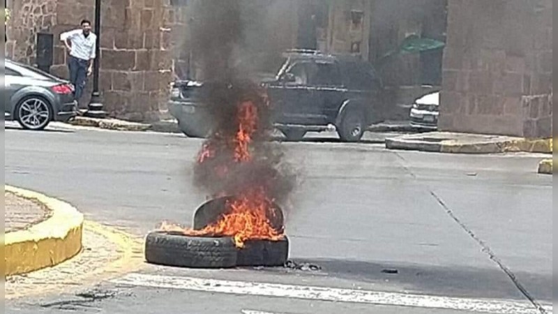 En pleno Centro de Morelia, normalistas incendian llantas 