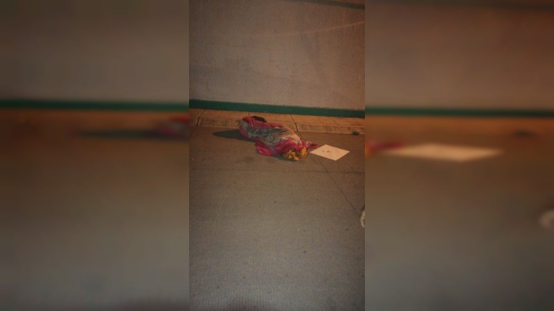 Dejan cadáver encobijado y con narcomensaje, en calles de Zamora 