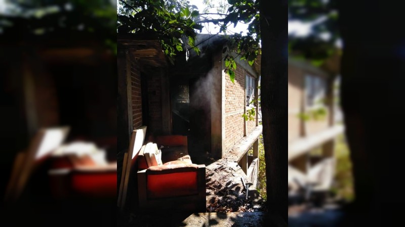 Vándalos prenden fuego a un domicilio abandonado, en Zitácuaro