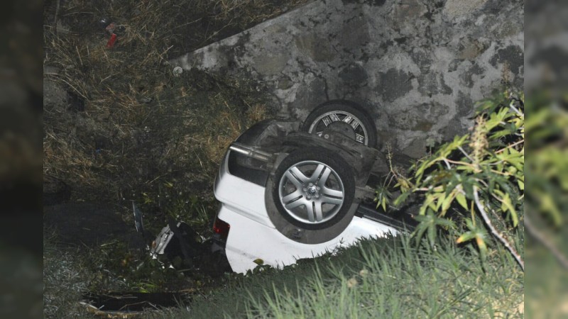 Muere conductor tras caer a un río, en Morelia