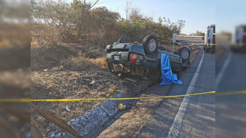 Volcadura de camioneta deja 1 persona muerta y 3 heridas, en Tlazazalca 