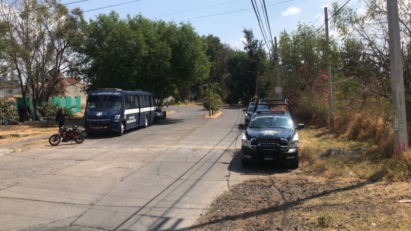 Normalistas secuestran camión de refrescos, en Morelia 