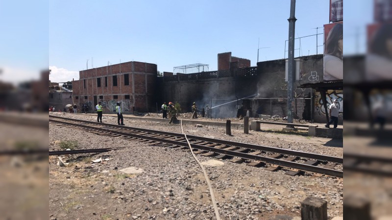 Incendio de choza abandonada provoca movilización de bomberos, en Morelia 