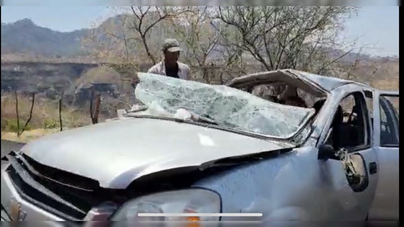 Volcadura de auto deja 2 muertos, en Tacámbaro 