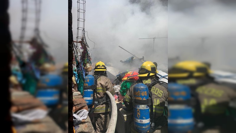 Bomberos combaten incendio, en Morelia  