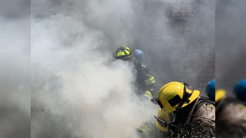 Bomberos combaten incendio, en Morelia  