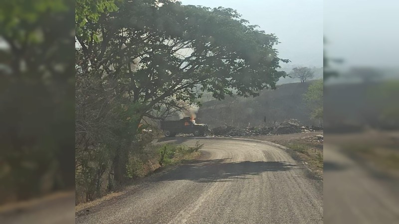 Comando incendia autos y bloquea la carretera Apatzingán-Aguililla 