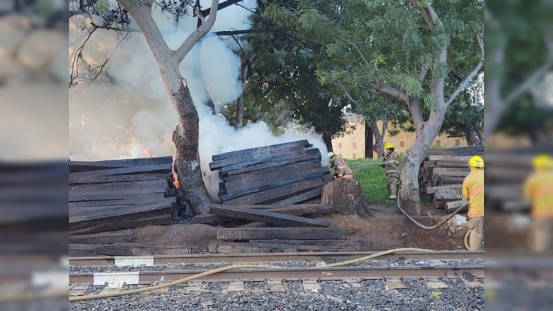 Sujetos incendian durmientes de vías del tren, en Uruapan 