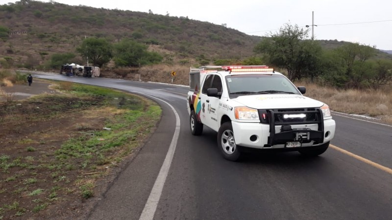 Vuelca pipa cargada con diésel, en carretera Morelia-Charo  