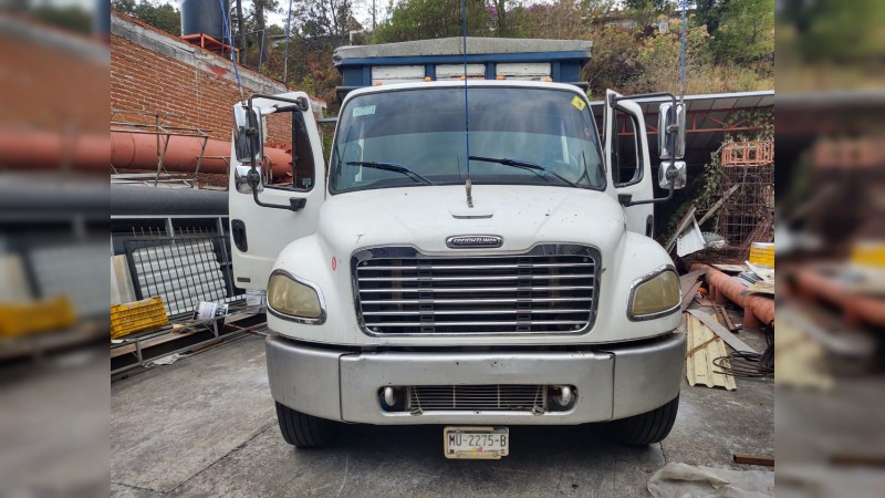Asegura FGE camión con reporte de robo, en Uruapan 