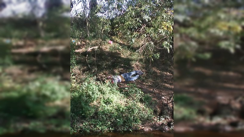 Tiran cadáver junto a un río, en Morelia