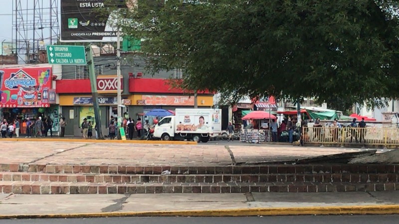 Normalistas retienen unidades y bloquean avenida Madero 