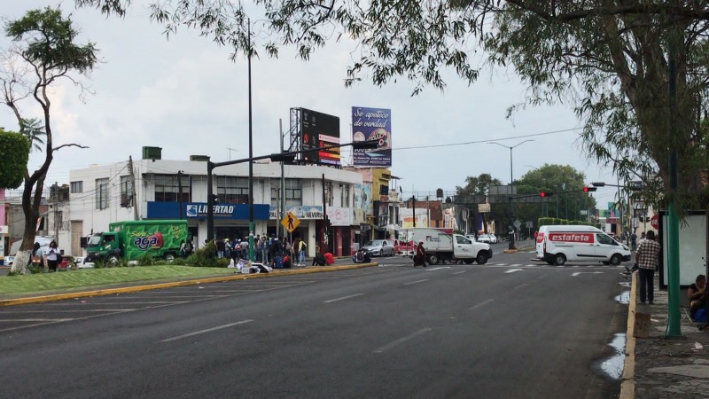 Normalistas retienen unidades y bloquean avenida Madero 