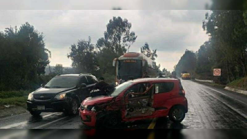 Un muerto y 3 heridos, saldo de choque en la autopista Siglo 21