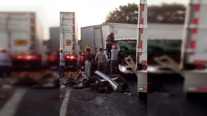 Aparatoso choque en la autopista de Occidente deja 1 muerto y 3 heridos 