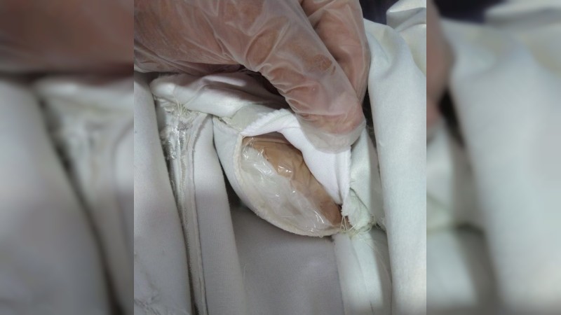 Dentro de la costura de un vestido de novia, hallan 2 kilos de metanfetamina 