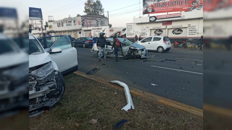 Confirman una mujer fallecida, tras accidente en la Salamanca-Morelia