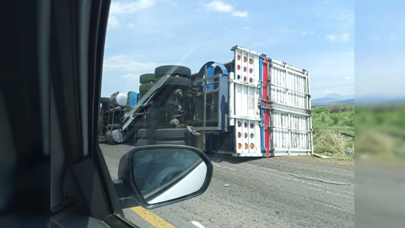 Vuelca camión, en Apatzingán; no hubo heridos 