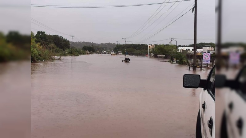 Por inundación, cierran carretera Zihuatanejo-Playa Azul
