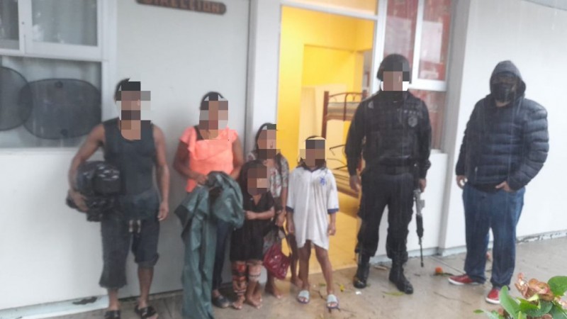 Familia es llevada a albergue, en Coahuayana 
