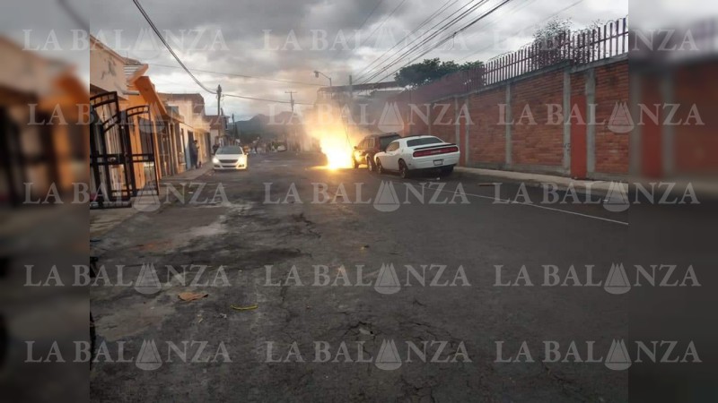 Caída de cables de alta tensión provocan incendio de 2 autos, en Morelia  