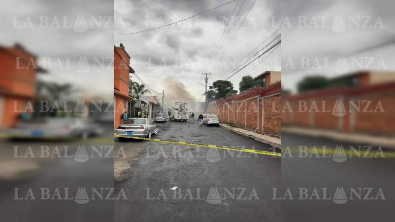 Caída de cables de alta tensión provocan incendio de 2 autos, en Morelia  