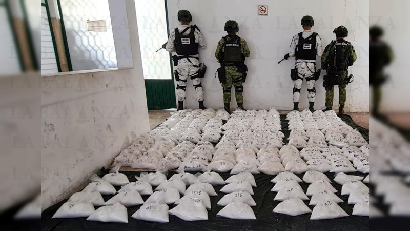 Ejército y GN aseguran casi 300 kilos de crystal, en Apatzingán   