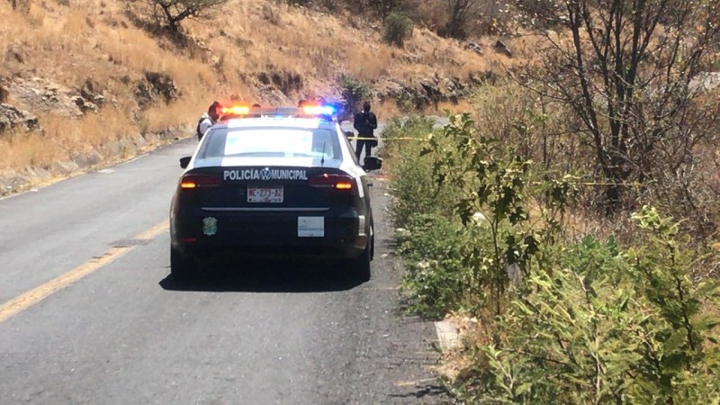 Tiran cadáver baleado, en la orilla de la carretera Morelia-Huaniqueo