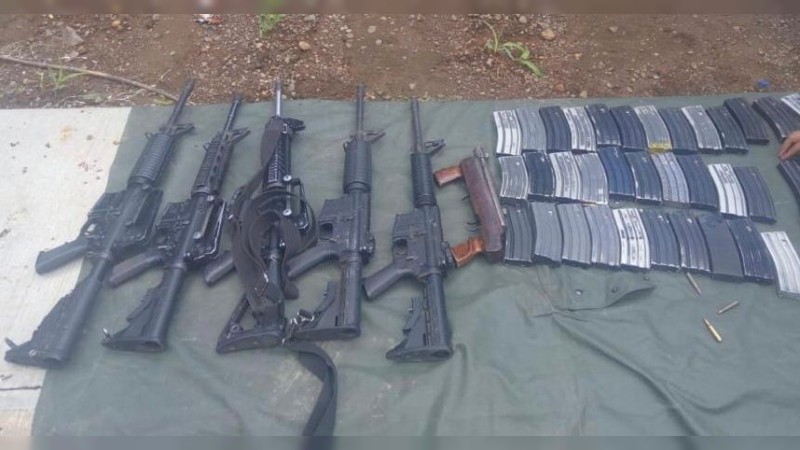 Ejército incauta armas de alto poder y autos con reporte de robo, en Tingüindín 